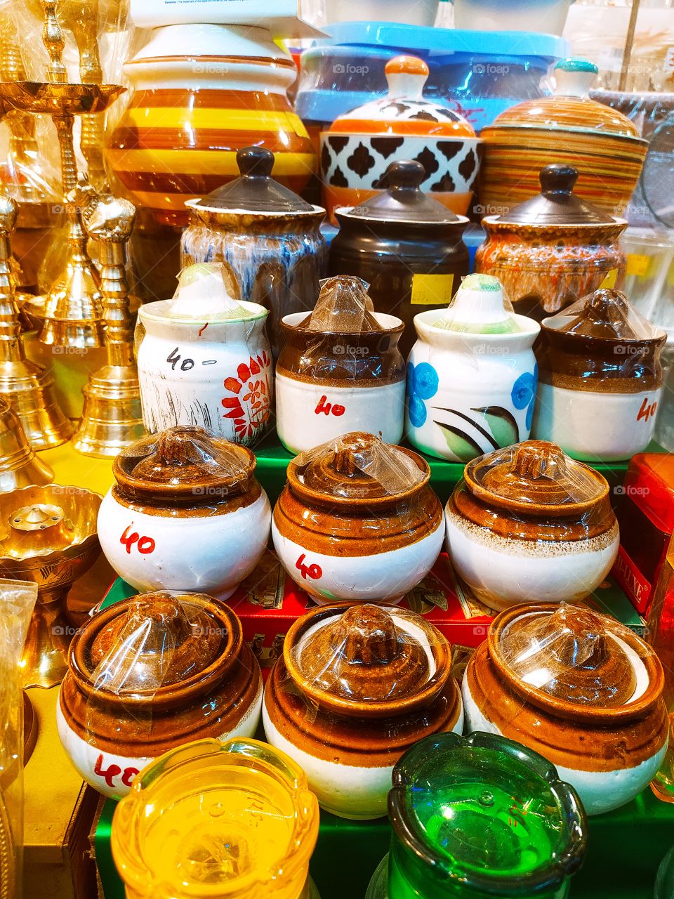 Tulshi Baug Pune Street Shopping market contain jewellery and ceramic jars