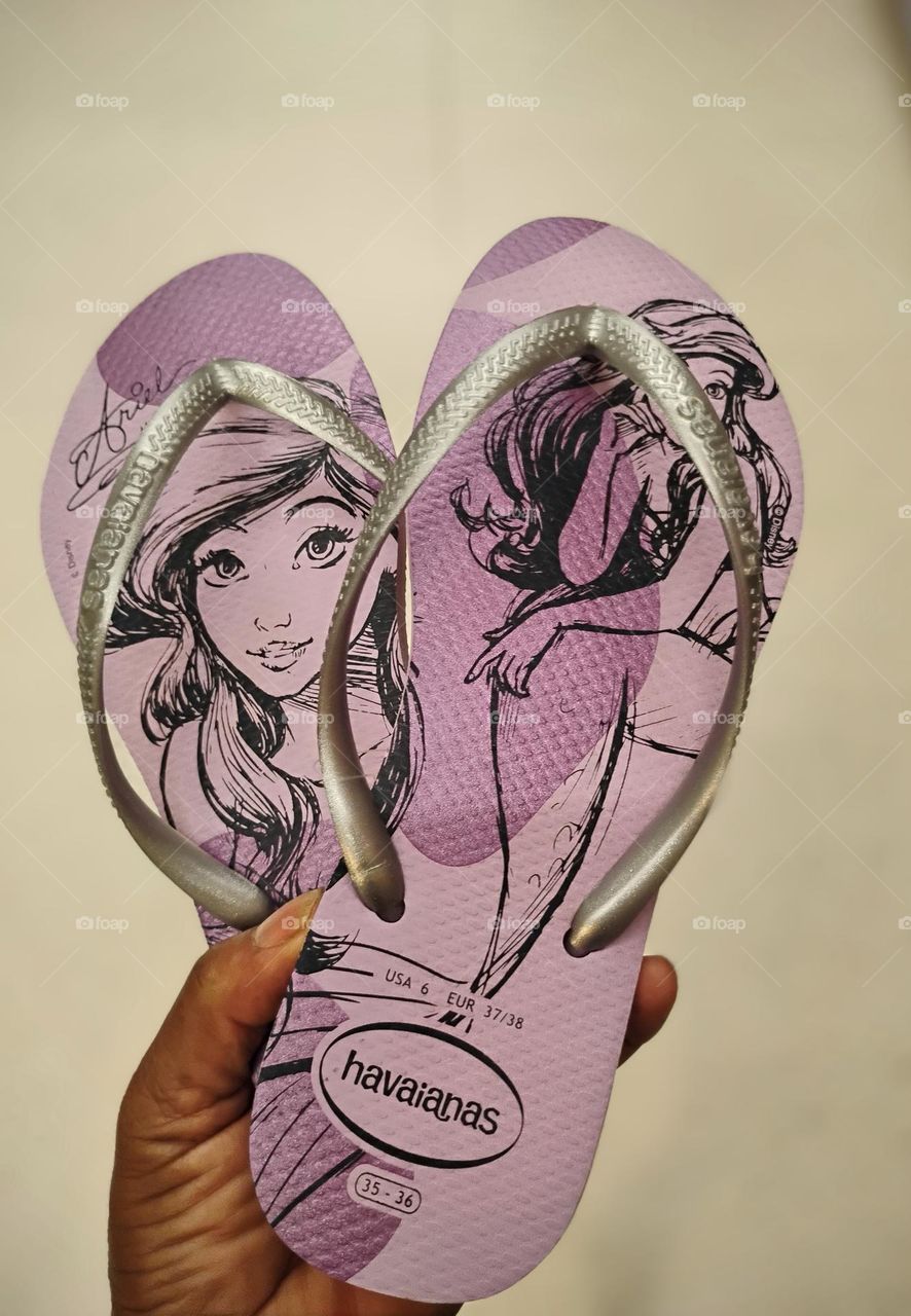 Chinelo Havaianas Slim Princesa Ariel roxo, confortável, delicado, macio e estiloso. Chinelos Havaianas, ideal para qualquer ocasião! Não escorrega, firmes nos pés e no chão.