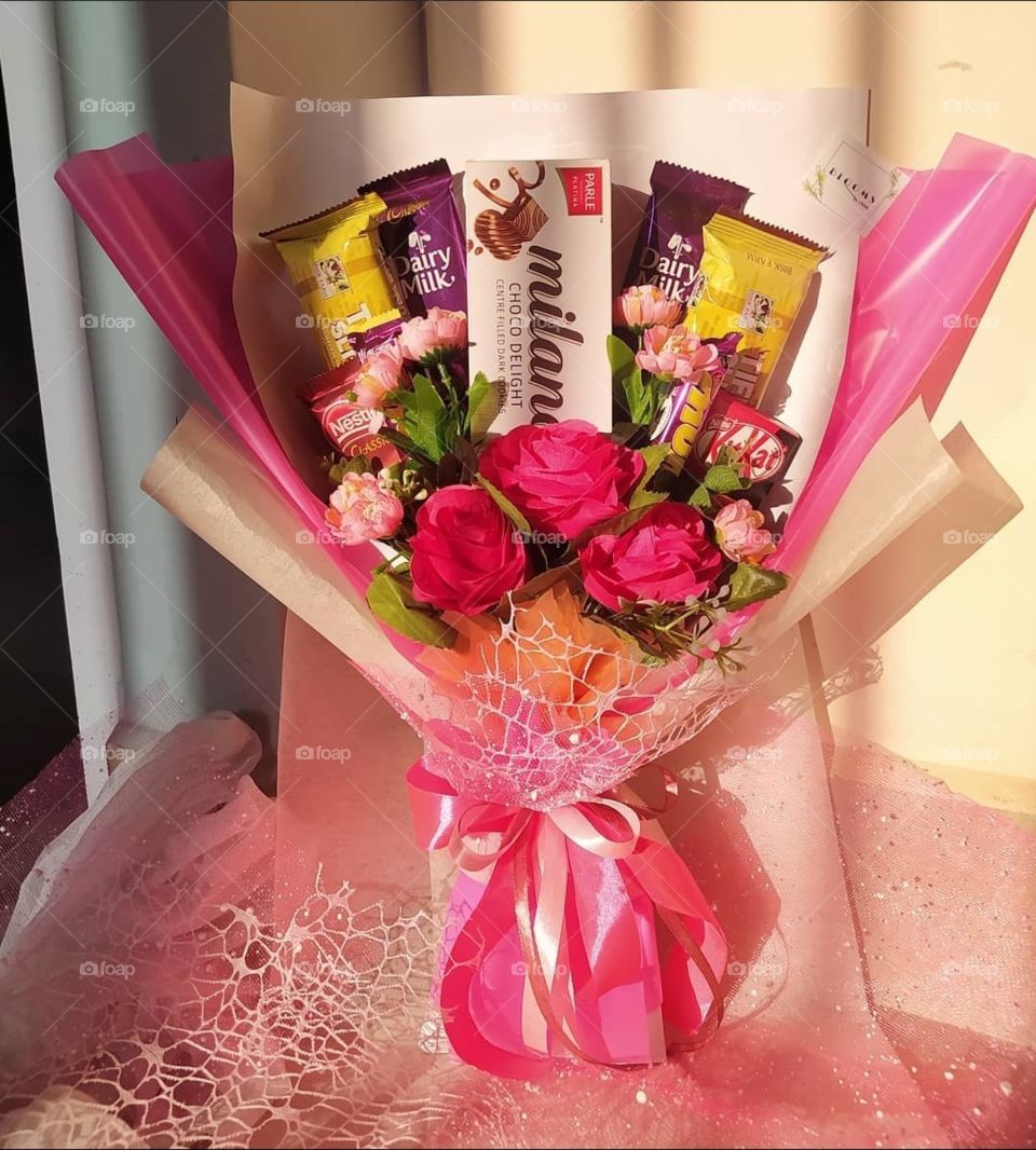 Look on the pink side of life. Here is the pink themed snack bouquet 💝 for bff's b'day...... I'm so excited 😆