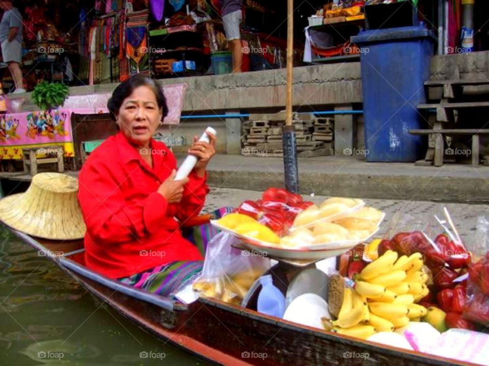 Beautiful people - lady fruits seller at Damnoen Saduak floating market, Bangkok Thailand