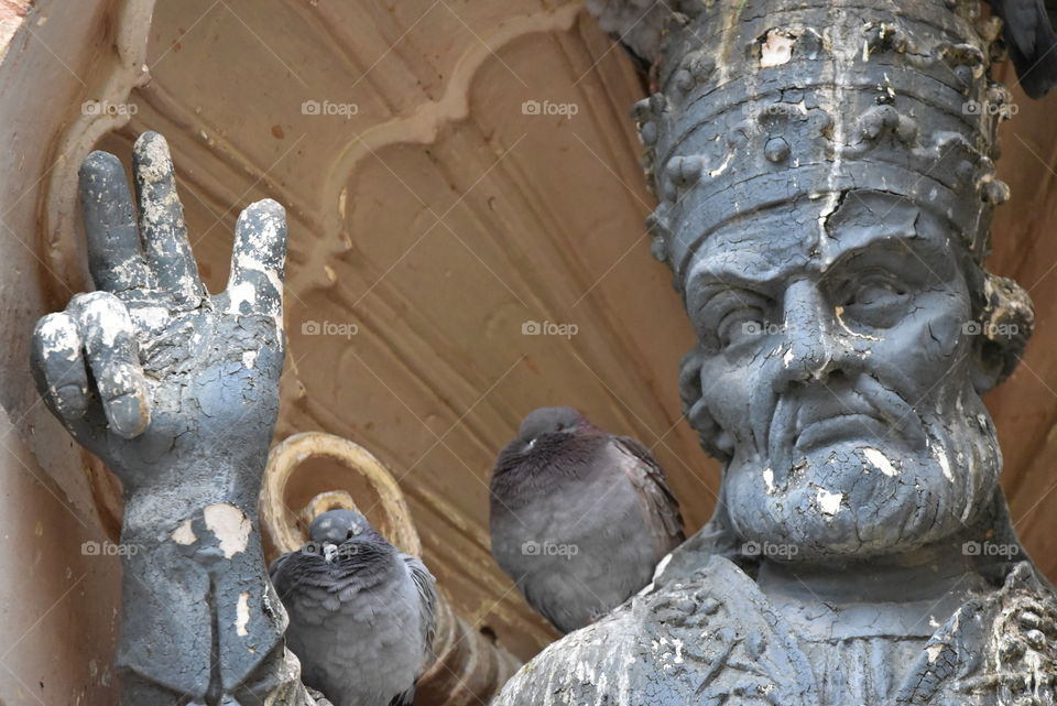 Pigeons over the bronze statue of Pope Sixtus V