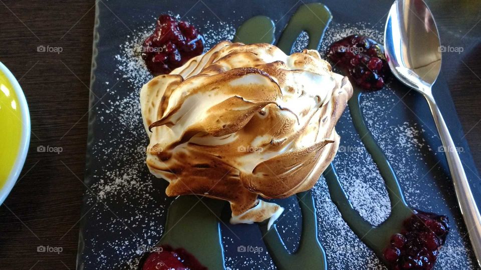 Baked alaska with berries