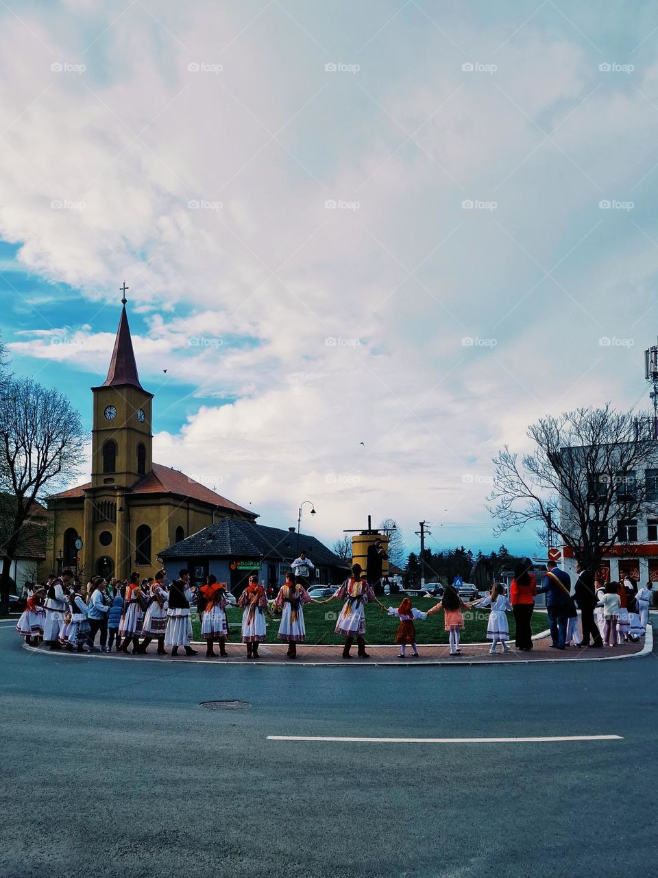 traditional dance in Romanian folk costumes