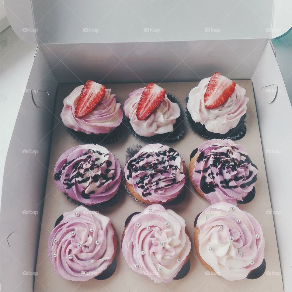 cupcakes with cream cheese, chocolate and strawberries
ombre decor