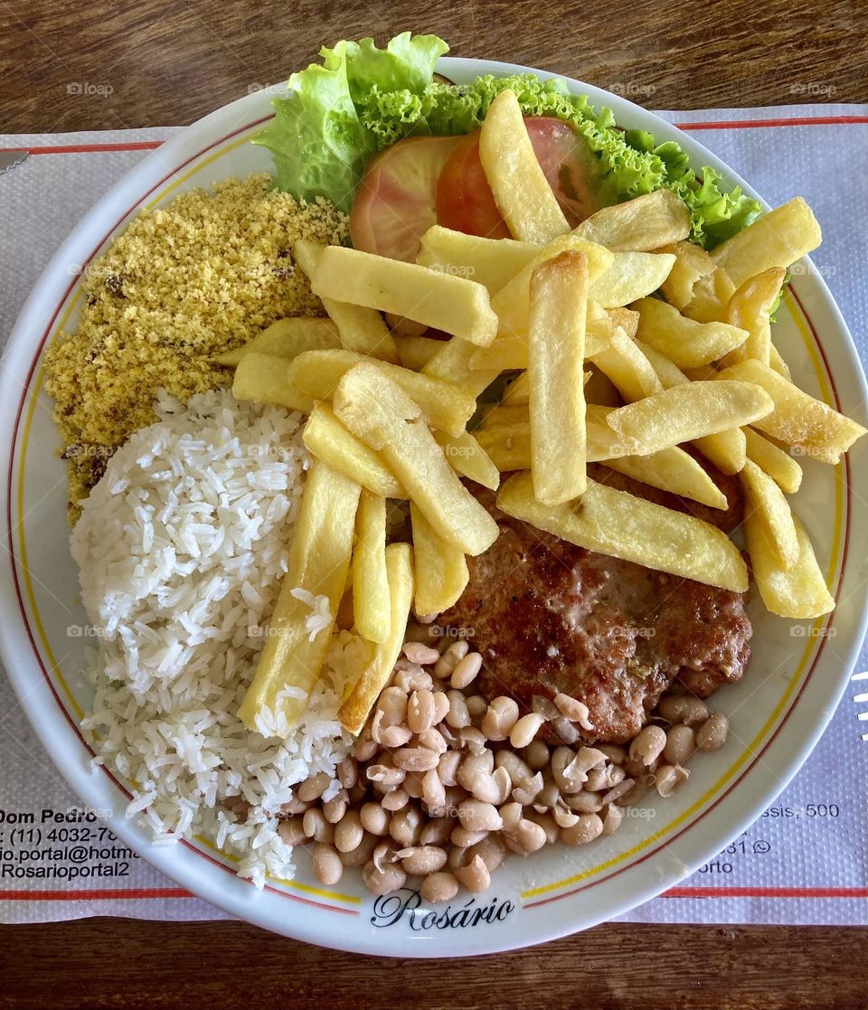 Um típico arroz-feijão com batata e linguiça! Quem vai querer?
Aqui: Restaurante Rosário, Bragança Paulista - SP.