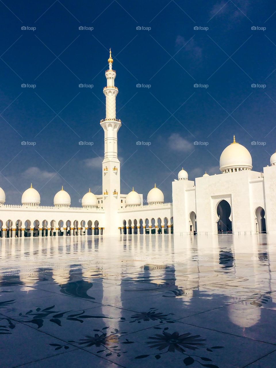 mobile photo architecture, mosque in Abu Dhabi white domes