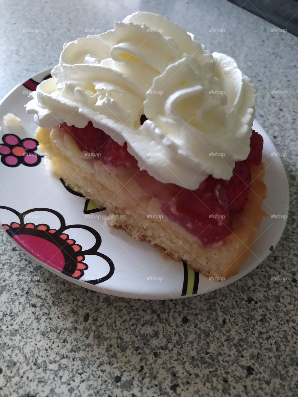 strawberry cake with cream