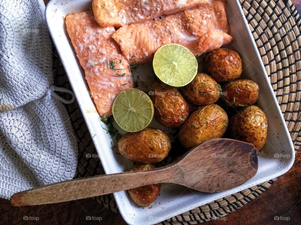 Salmon and potatoes directly from the oven