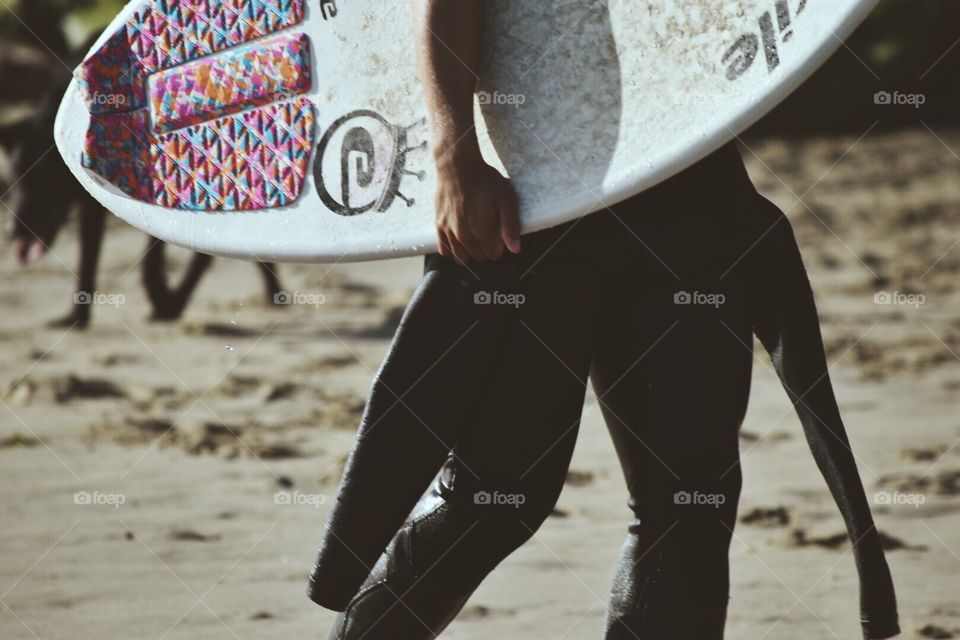 arm carrying surfboard with rainbow grip 