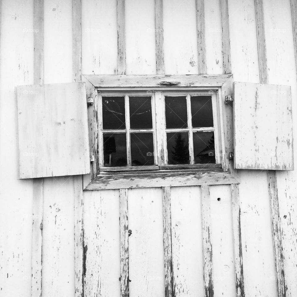 Altes Fenster - alte Fensterläden - weiß - grau - Vintage - old - altes Haus - Holz - Holzfenster 🖤