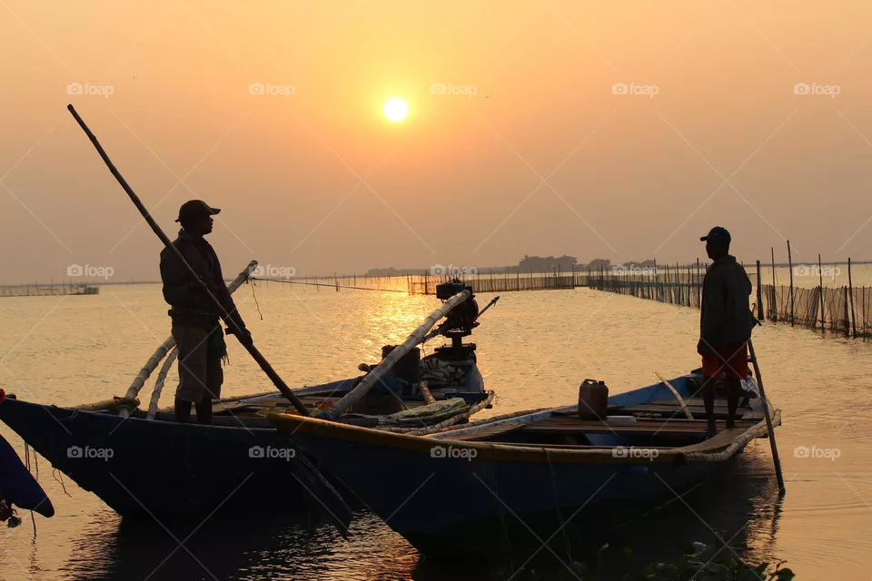 This picture describes two boats and their pilot .