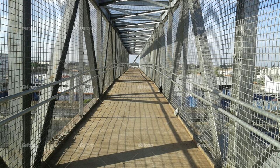 Estrutura passarela reforçada. Ferragens, grades, concreto.