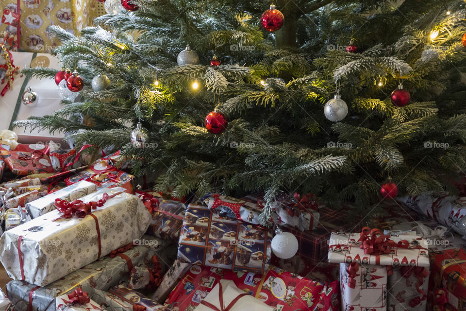 Christmas tree with presents 