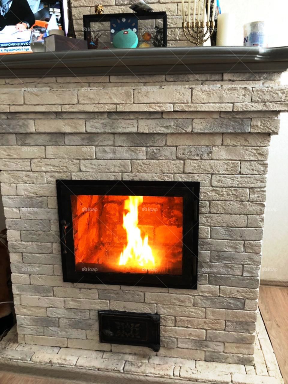 Бьётся в тесной печурке огонь...