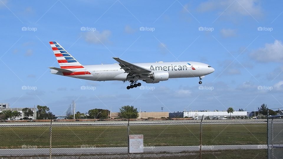 American Airlines Boeing 777 Landing at Miami International Airport Runway 9 