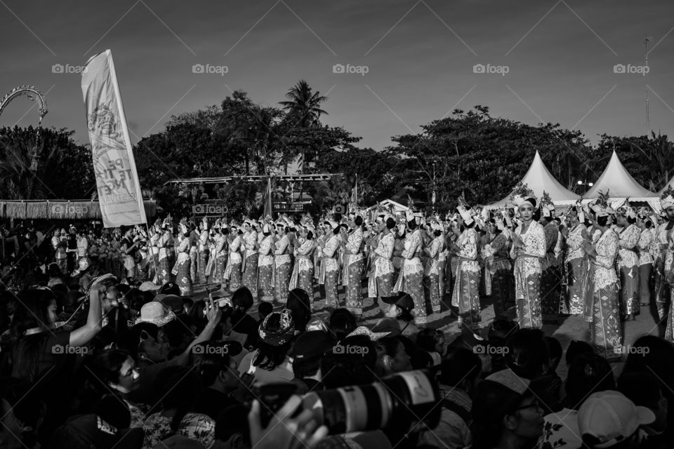 balinese tunang dance with 2000 women at the petitenget festival 2018