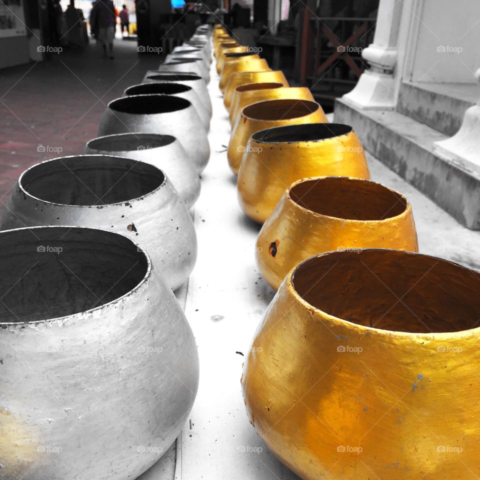 Bat (make merit temple). Bat (The alms bowl used by monks to receive donations)