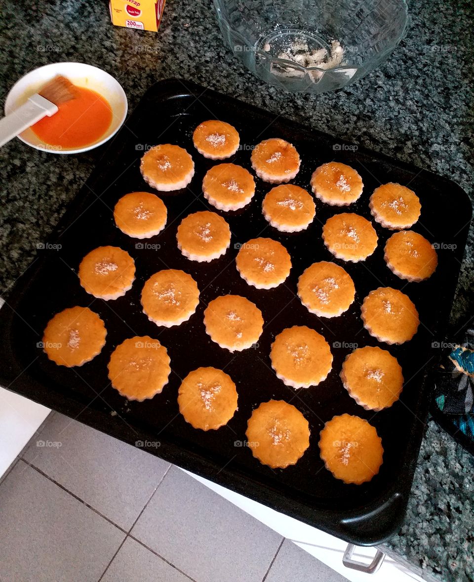 baking peanuts cookies.