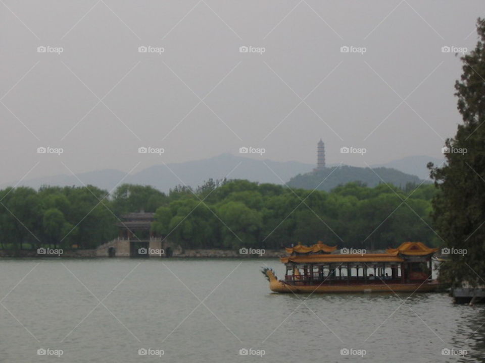 Floating at the summer palace 
