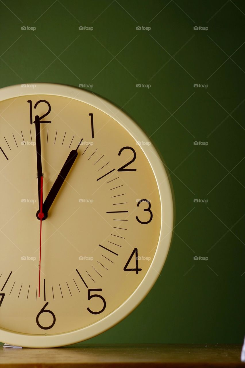 analog clock at one o'clock position