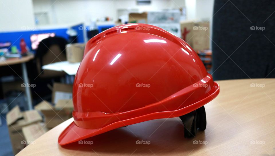 Red safety helmet, this helmet must be worn by workers when working in construction to protect their heads from work accidents, the helmet is one of the safety equipment