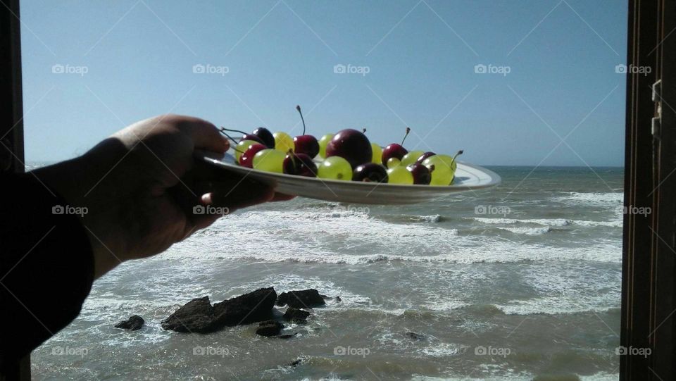 Beautiful plate of fruits towards the sea.