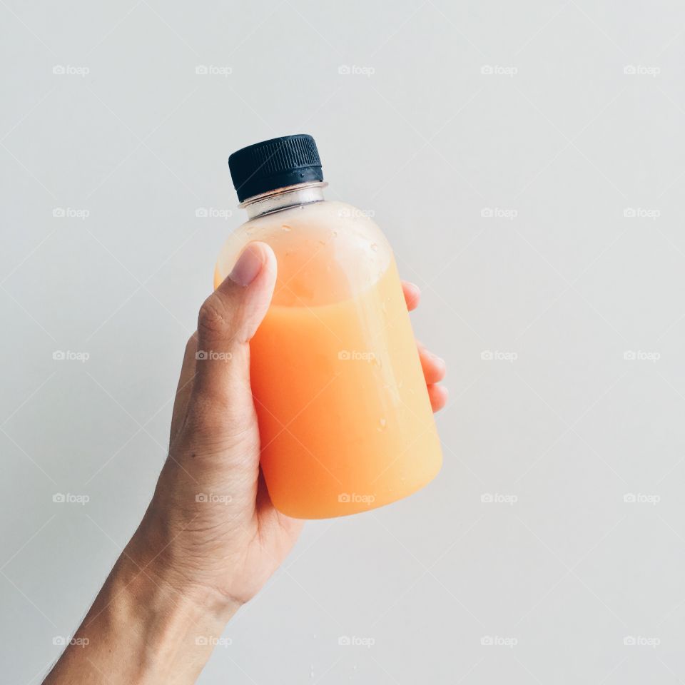 Holding food : Orange juice 