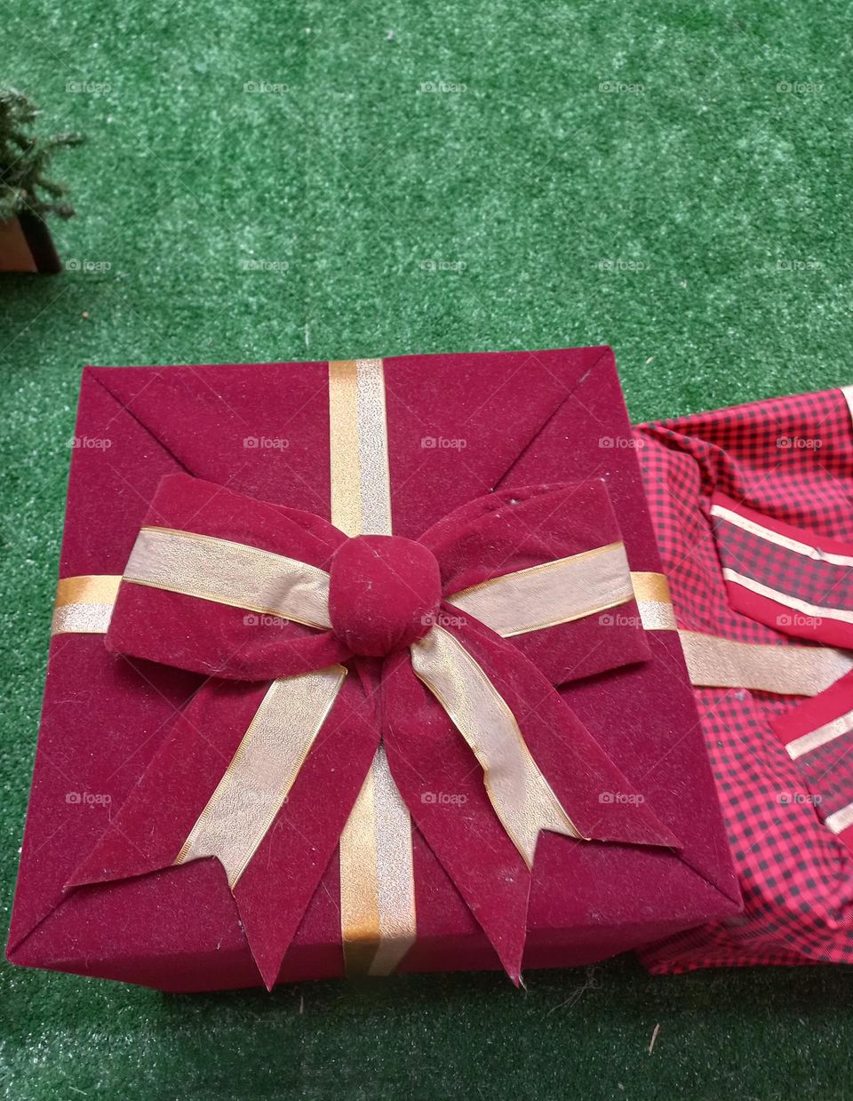 Demonstração de afeto é a forma como se expressa um carinho. É explicitar o afeto sentido através de um gesto, que pode ser um presente, um cafuné na cabeça, um beijinho na testa, um abraço, entre outros.