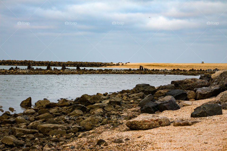 Камни на берегу.