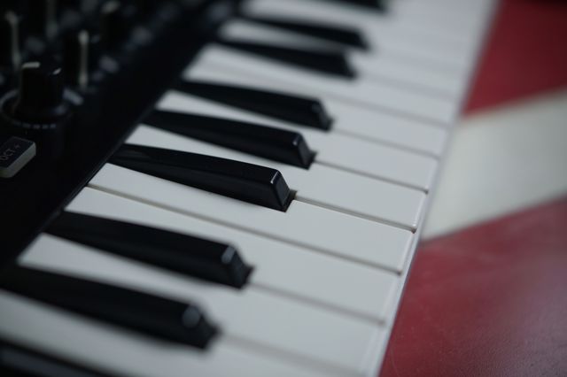 black and white piano tuts