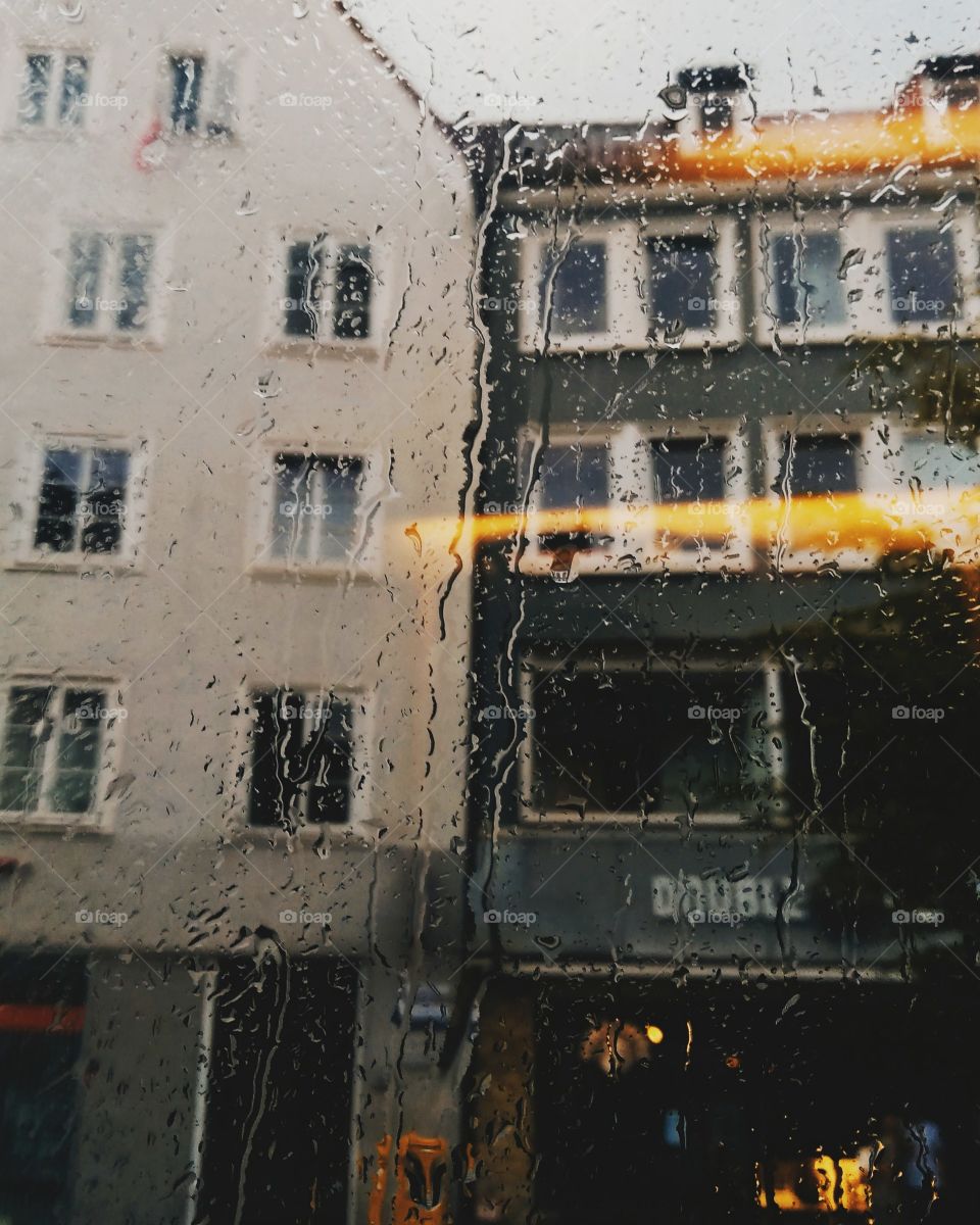 Regen außerhalb des Busses.