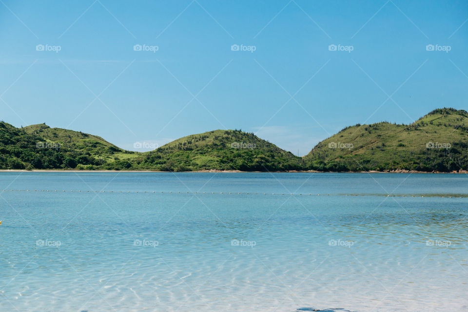 Praia com paisagem linda e fantástica no Brasil, na região do Lagos no Rio de Janeiro, em Búzios. Uma ilha incrível de conhecer!
