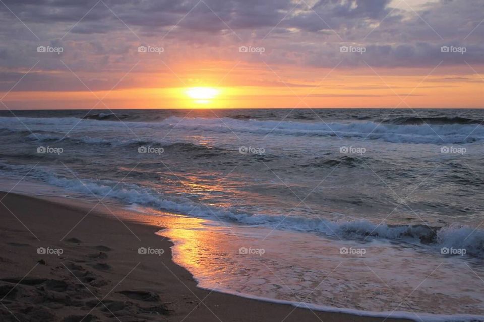 Morning sun rising over gorgeous ocean horizon. 