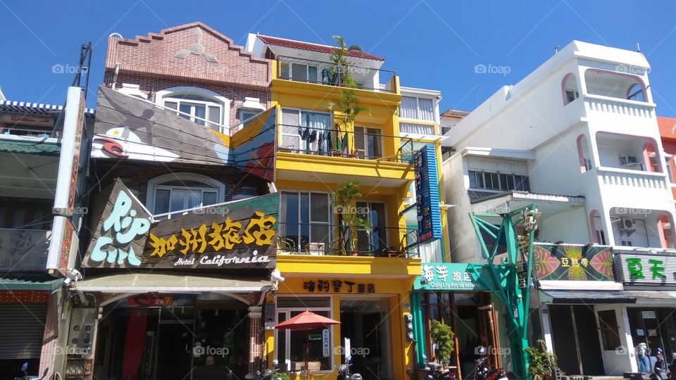 This is the colorful and exotic designs of the inns in Kenting, Kaohsiung. What a great summer vibe!