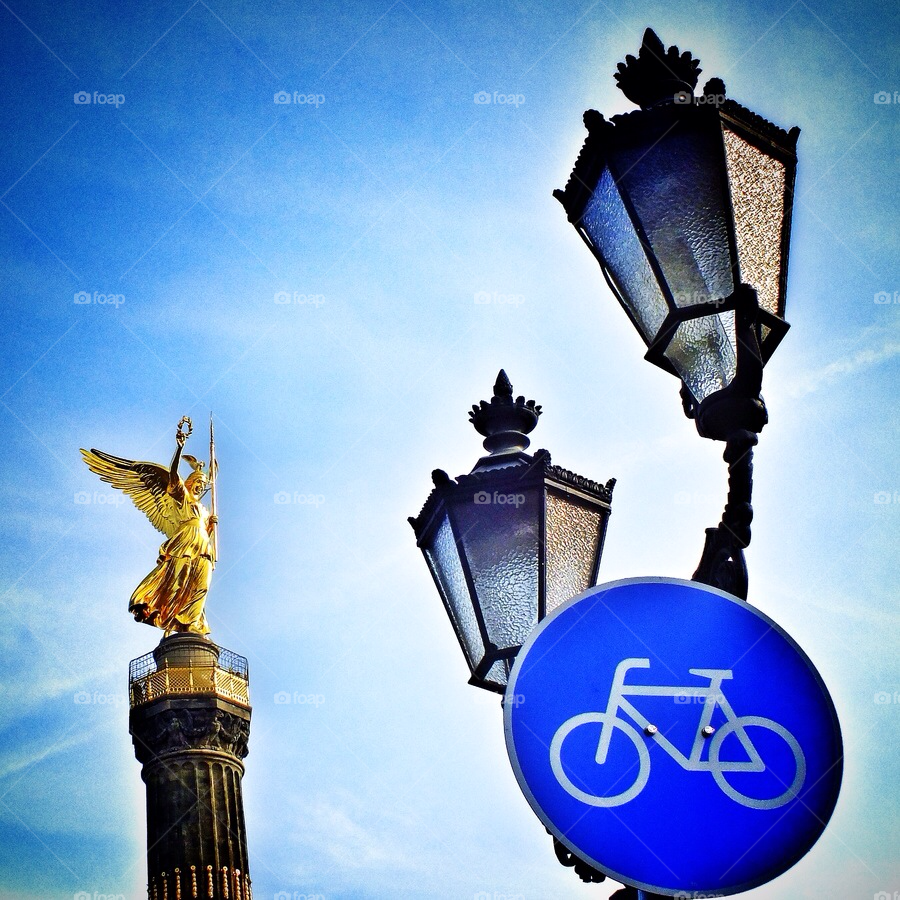 berlin sky sign statue by ferrisbeauller