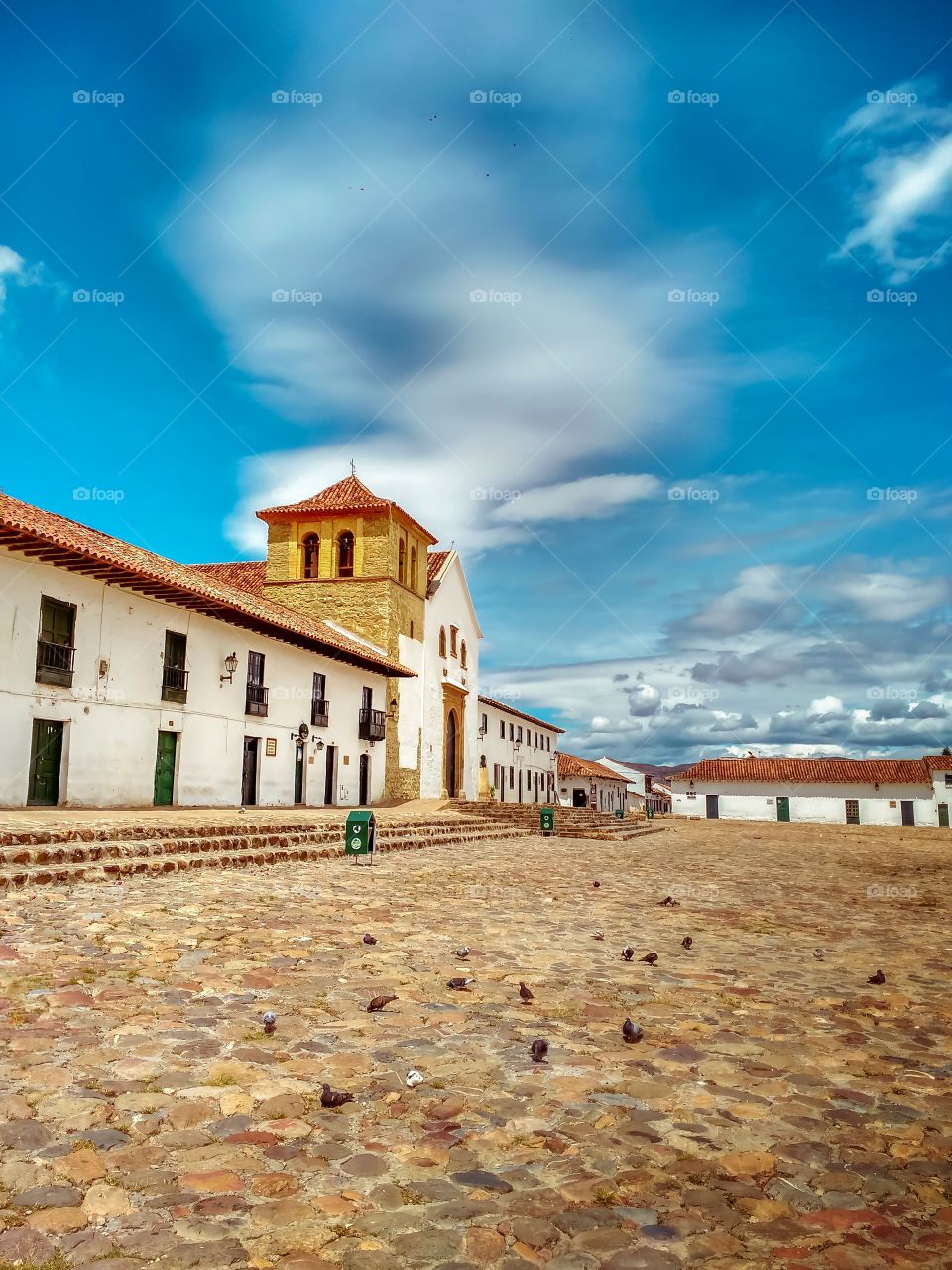 Plaza principal de Villa de Leyva, Boyacá, Colombia. Vertical. Main square of Villa de Leyva, Boyacá, Colombia. Blue sky. Architecture.