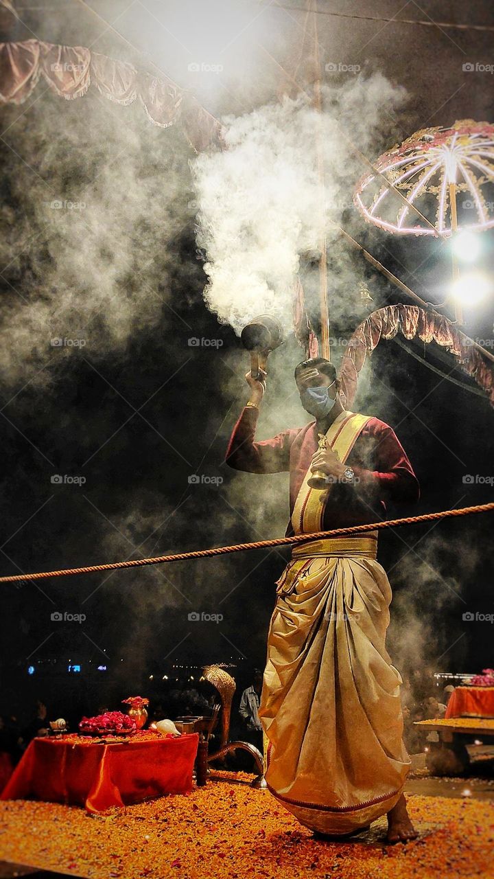 GLIMPSE    OF   THE      GANGA     AARTI "V A R A N A S I"  INDIA ❤️