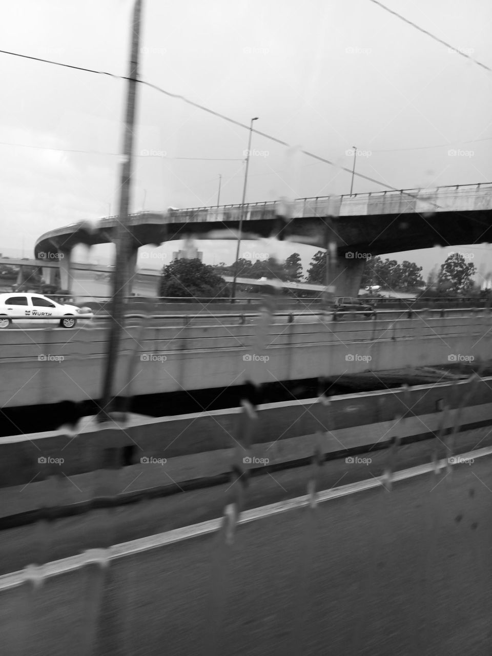 Passarelas de pedestres. São pontes e viadutos destinados para o tráfego exclusivo de pedestres  com a finalidade de facilitar a travessia de pessoas em locais com significante volume de trânsito de veículos automotores