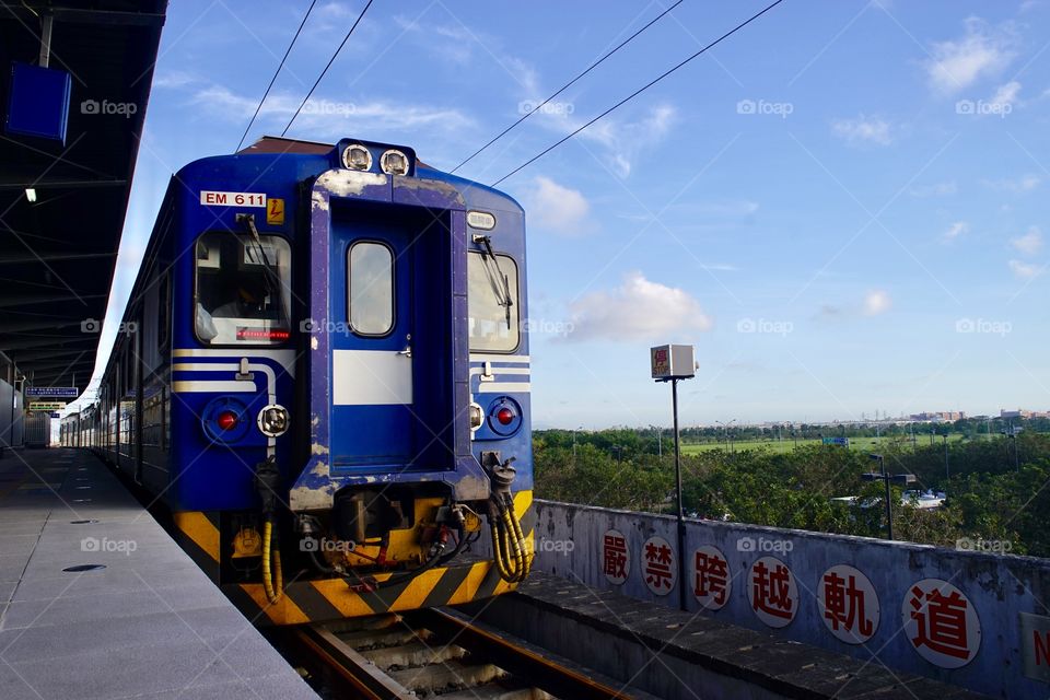 無論哪個時空，都嚴禁跨越軌道。Train at Tainan Raiway station in Taiwan 