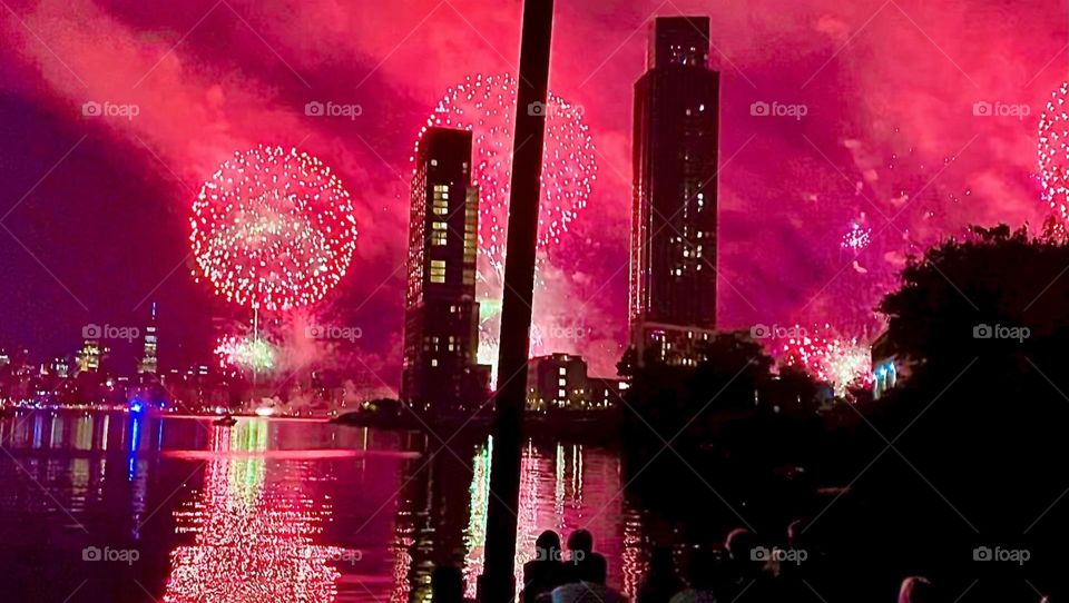 An even stronger all-encompassing hue of deeply glowing red sweeps over „Newtown Creek“ here as the people sitting closely together on the peer are taking it all in while they hold onto each other in blissful revery. 2022. Hypnotic Productions🍋