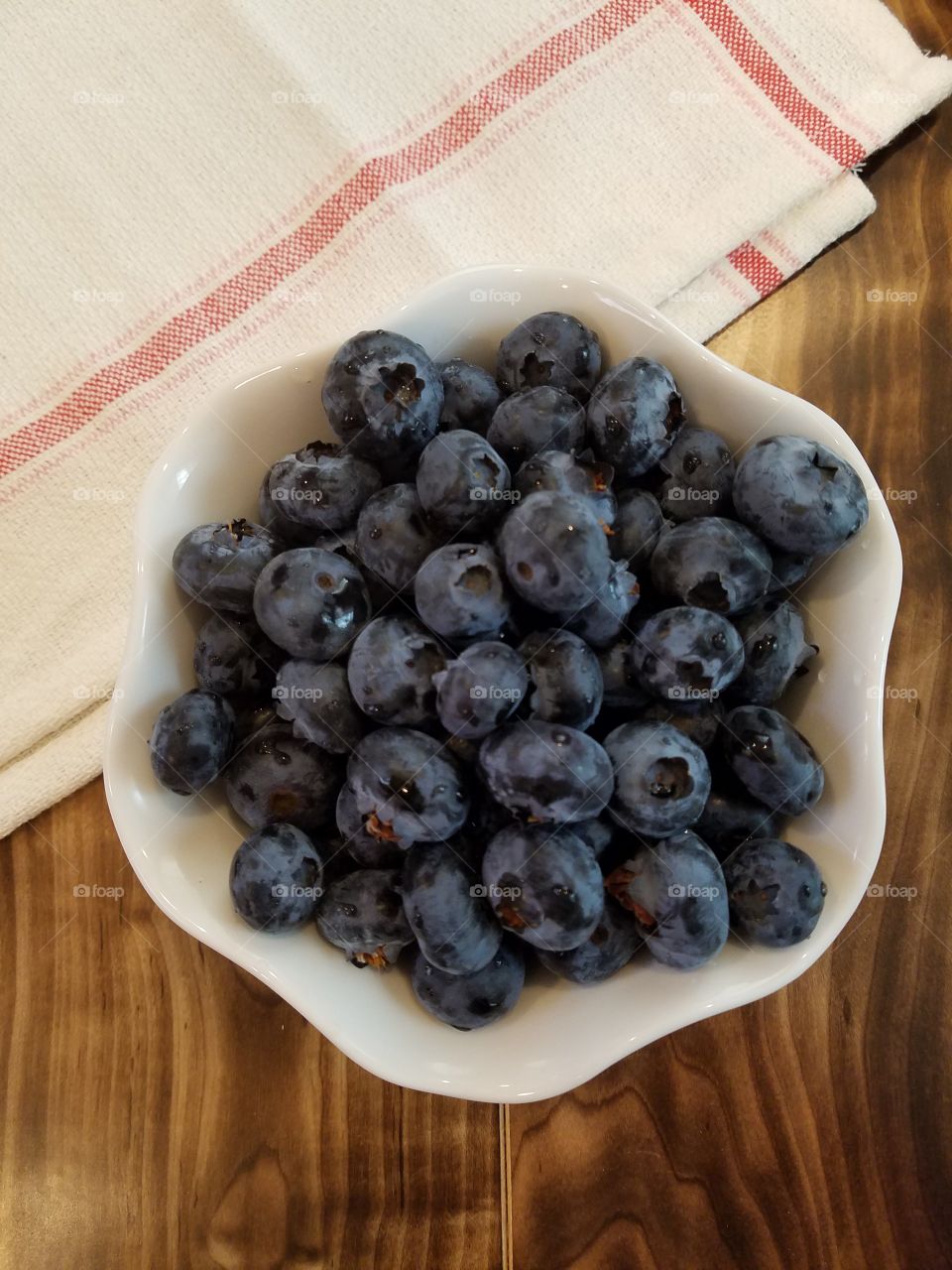 Fresh blueberries in bowl