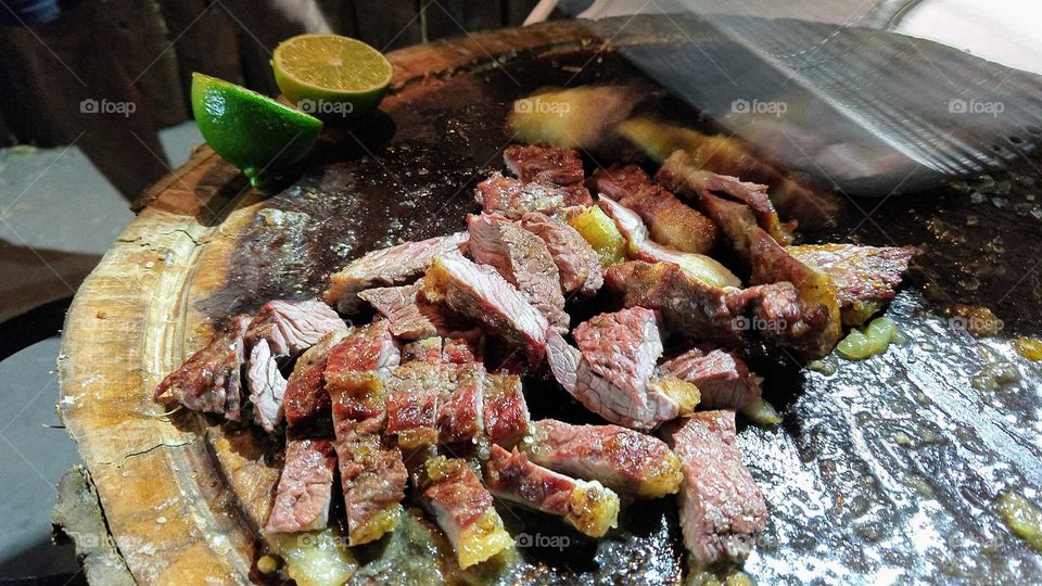Carne assada, em churrasco.