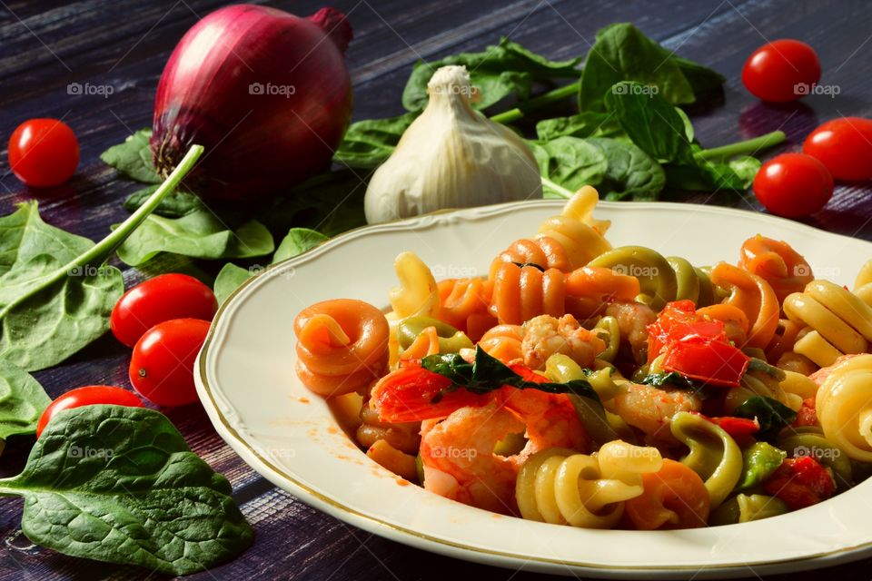 Pasta with shrimp and vegetables