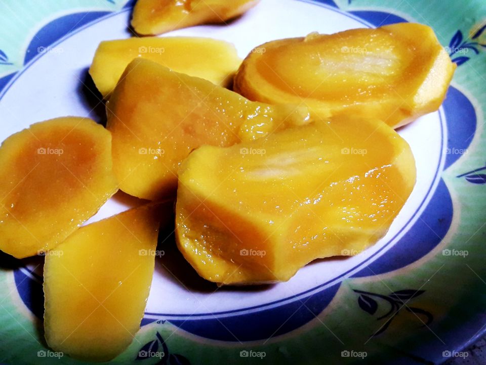 Mango pices on a plat.(Fruit)