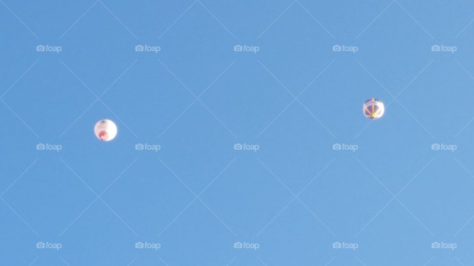 zwei Heißluftbalons. zwei fliegende Heißlufbalons