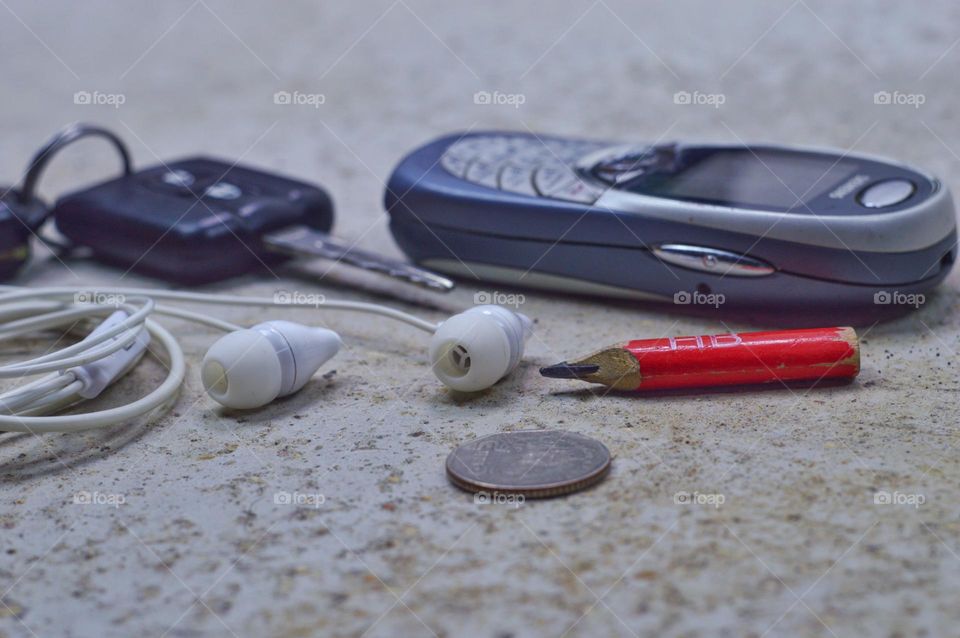 things that I always take with me the phone will turn on the car headphones and a simple pencil. and of course the coin as the personification of money