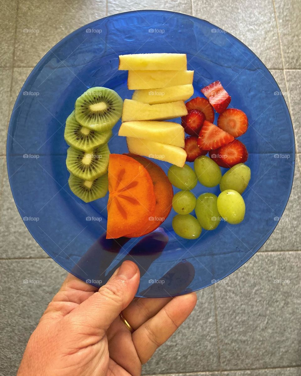 Delicious fruits for our health: today we have kiwi, apple, persimmon, grape and strawberry!  Eat healthy food, life thanks you. / Frutas deliciosas p/ nossa saúde: hj temos kiwi, maçã, caqui, uva e morango! Coma alimentos saudáveis, a vida agradece.