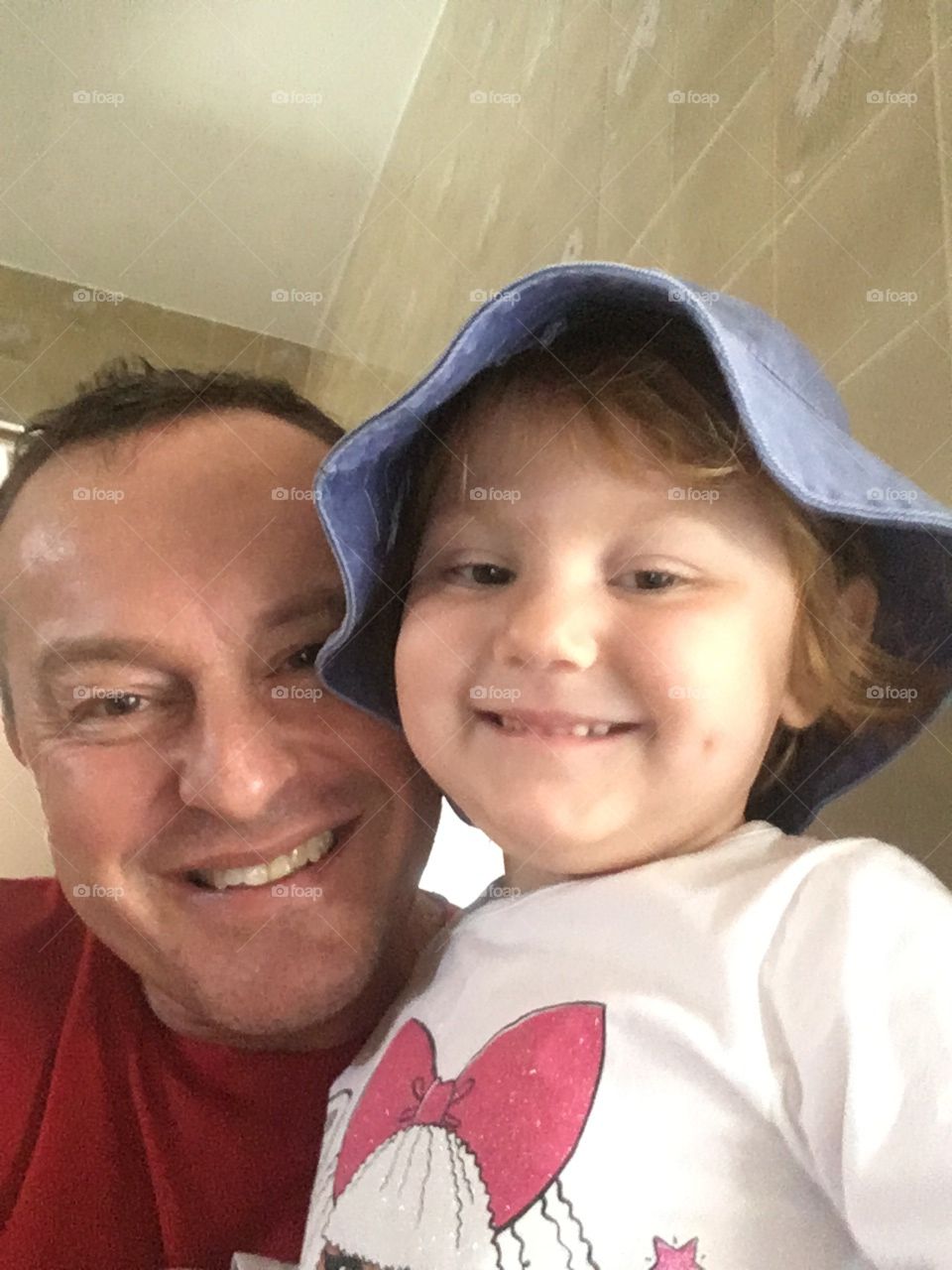 🇺🇸 Is there anything better than that smile on your face? My daughter Estela and her funny hat! / 🇺🇸 Tem algo mais gostoso do que esse sorriso no rosto? Minha filha Estela e seu chapéu engraçado!