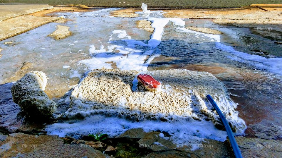 Lavagem de tapete. Agua e espuma.