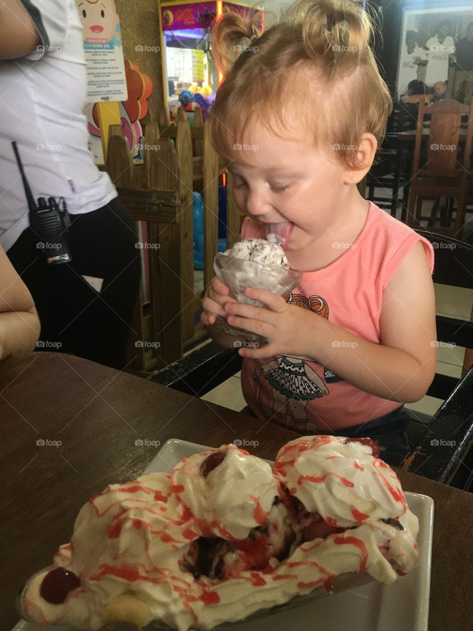 🇺🇸 What an ice cream delight! My daughter could not resist or use a spoon to taste her frozen! / 🇧🇷 Que delícia de sorvete! Minha filha não resistiu e nem usou colher para saborear o seu gelado!